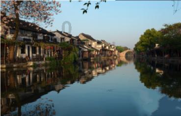 男孩乘坐电梯时玩“火” 点燃电梯里广告牌引发火灾